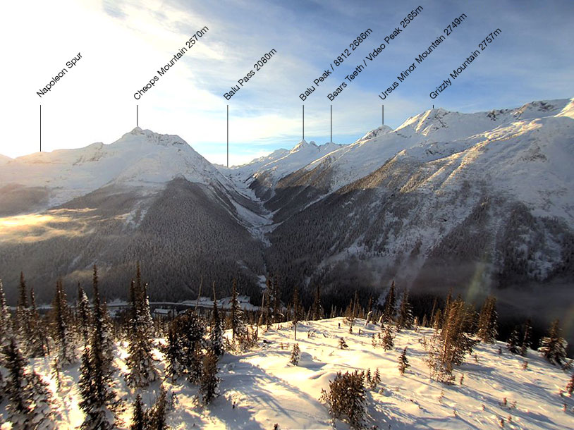 Cette image est transmise par une caméra à distance placée sur le mont Macdonald dans le parc national des Glaciers. Elle donne une vue sur le centre de découverte du col Rogers, le mont Cheops (à gauche), le col Balu (au centre) et l'épaulement Grizzly (à droite).
